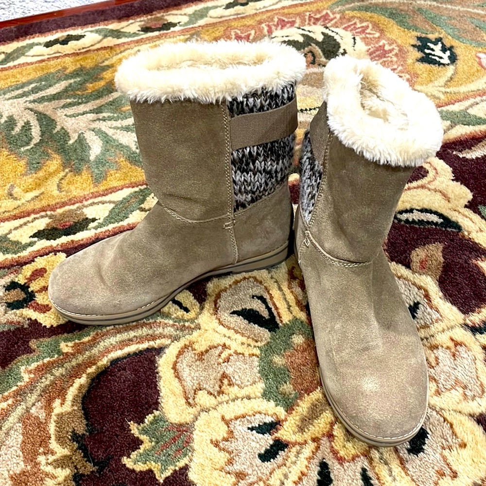 Light brown snow boots.